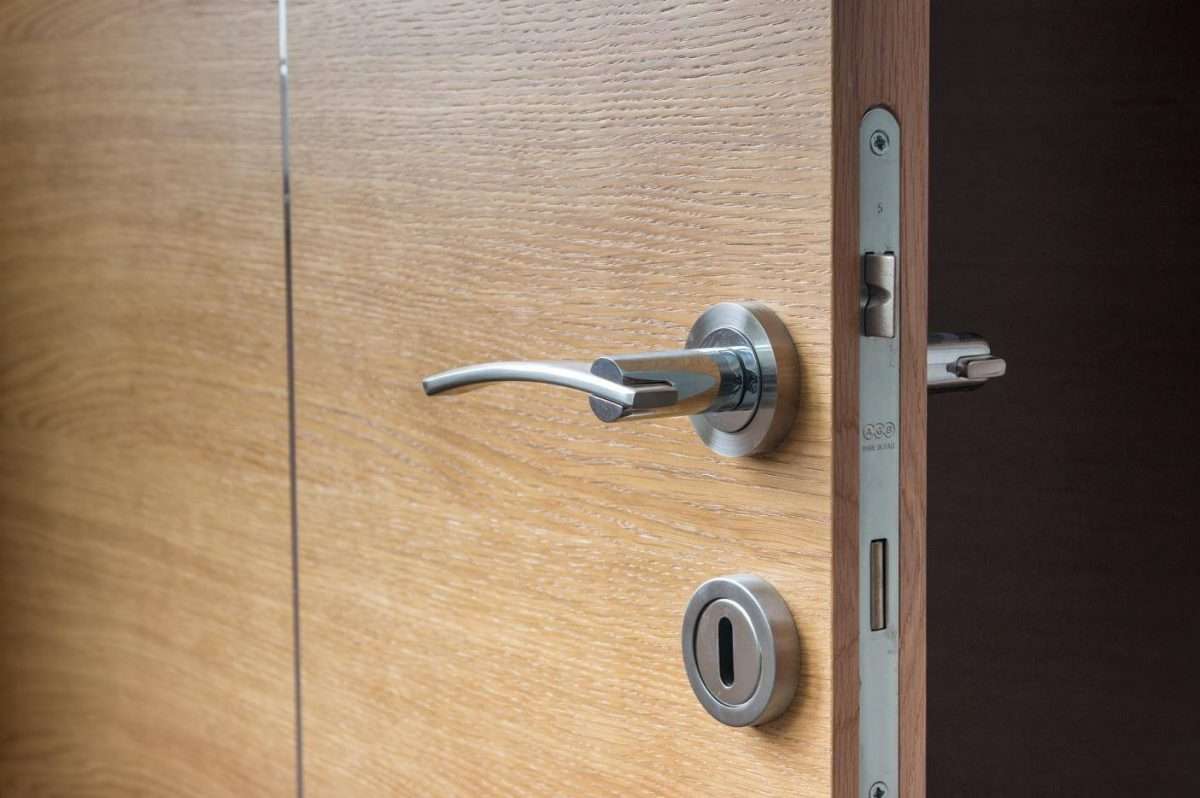 electronic hotel door locks feature image