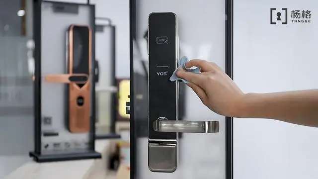 how are hotel door lock powered 11