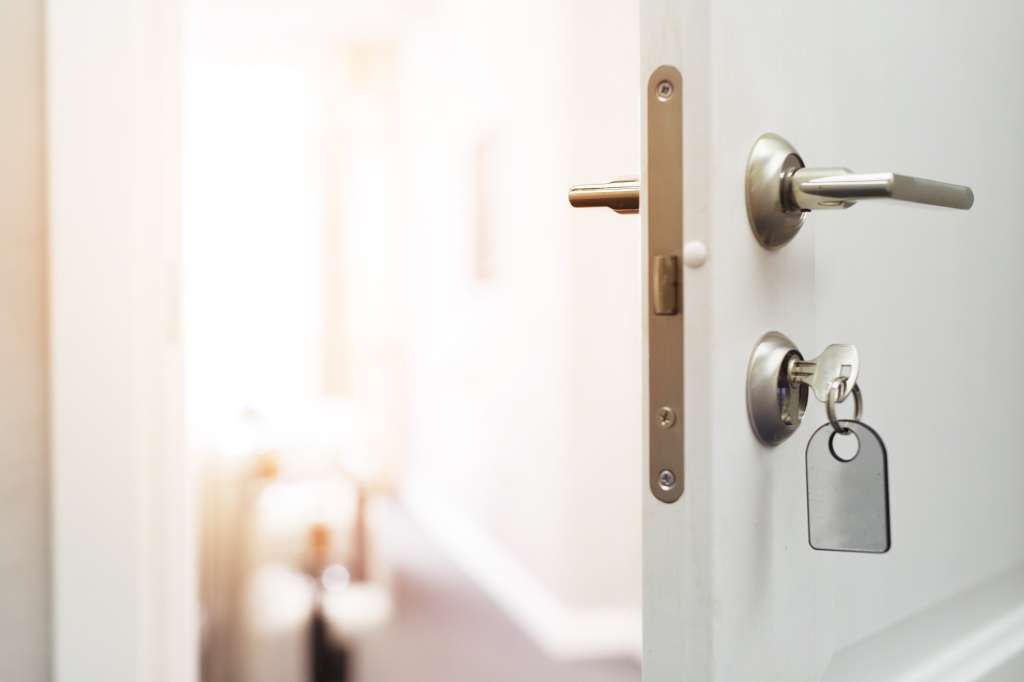 Do Hotel Doors Lock Automatically 4