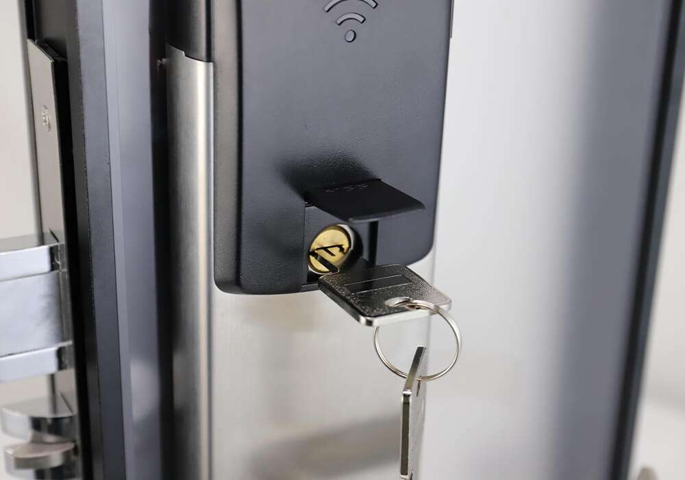 how to pick a door lock with a credit card 4